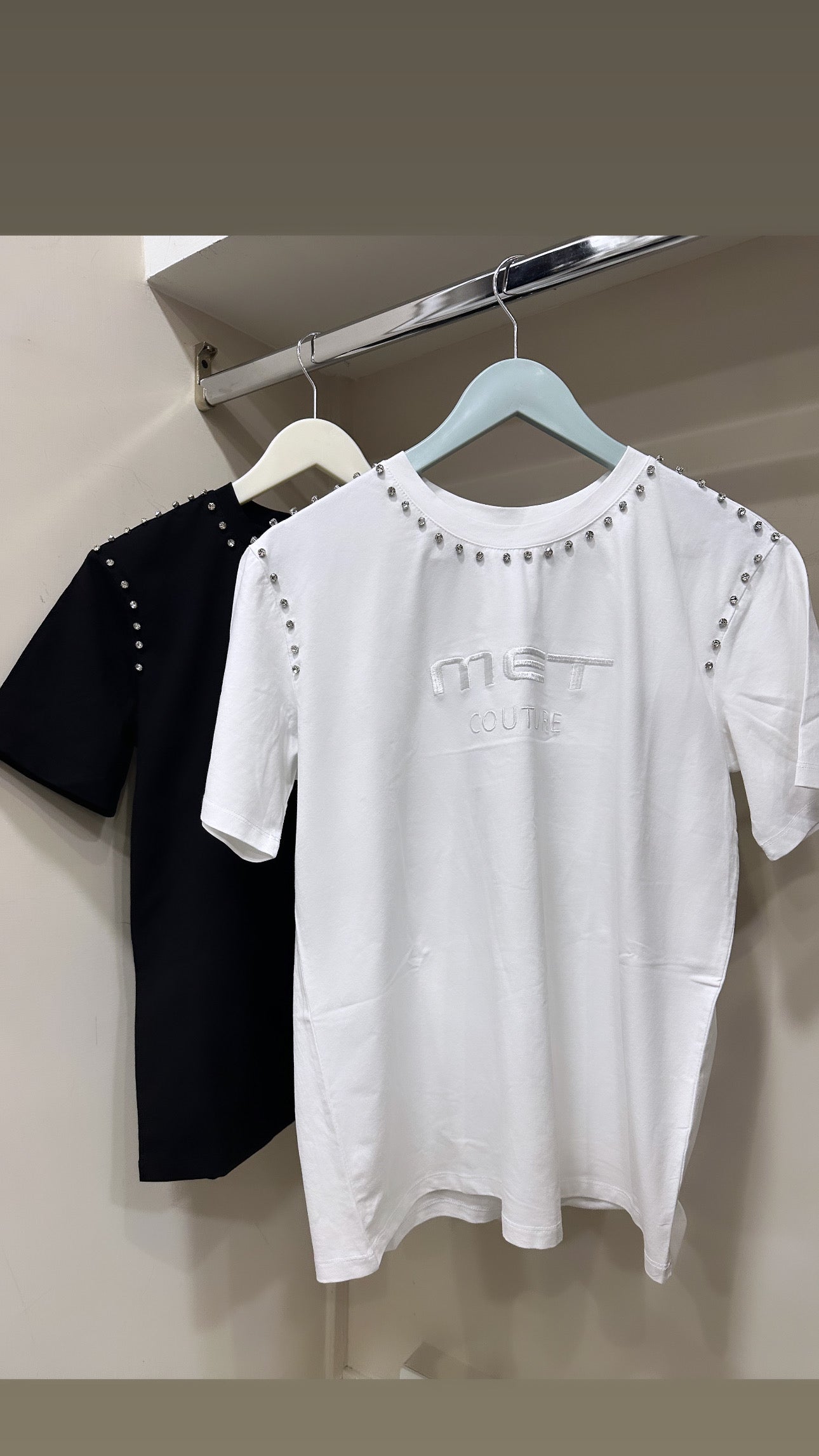MAGLIETTE MET JEANS CON STRASS