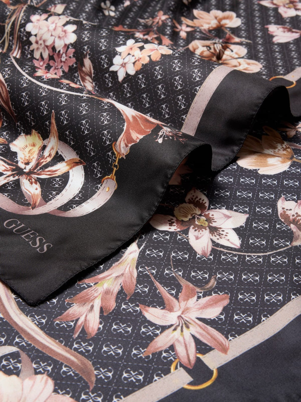 Foulard guess 2026