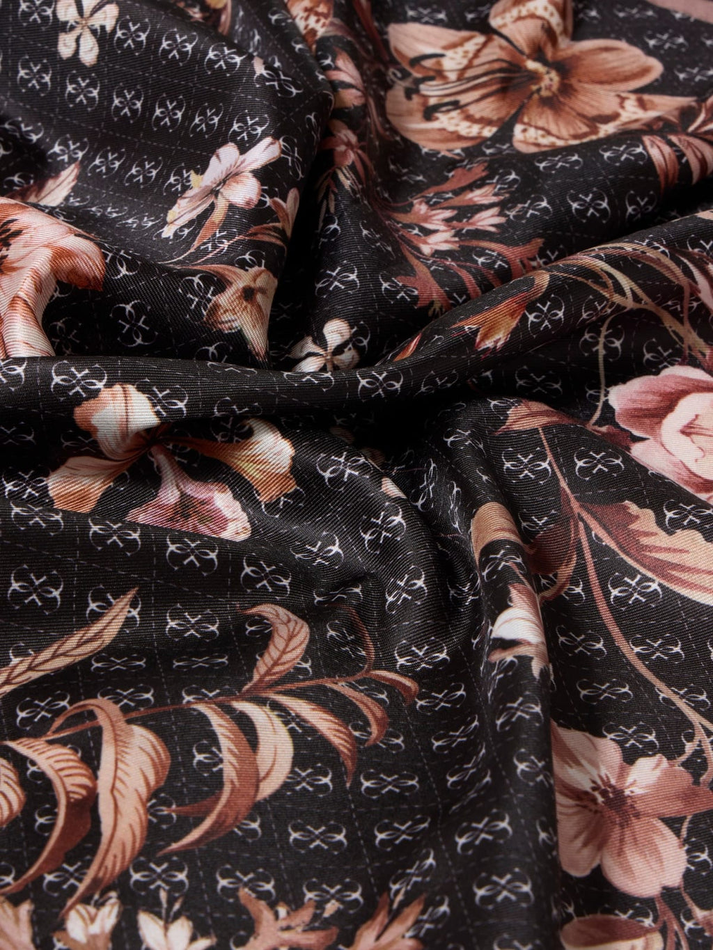 Foulard guess 2026