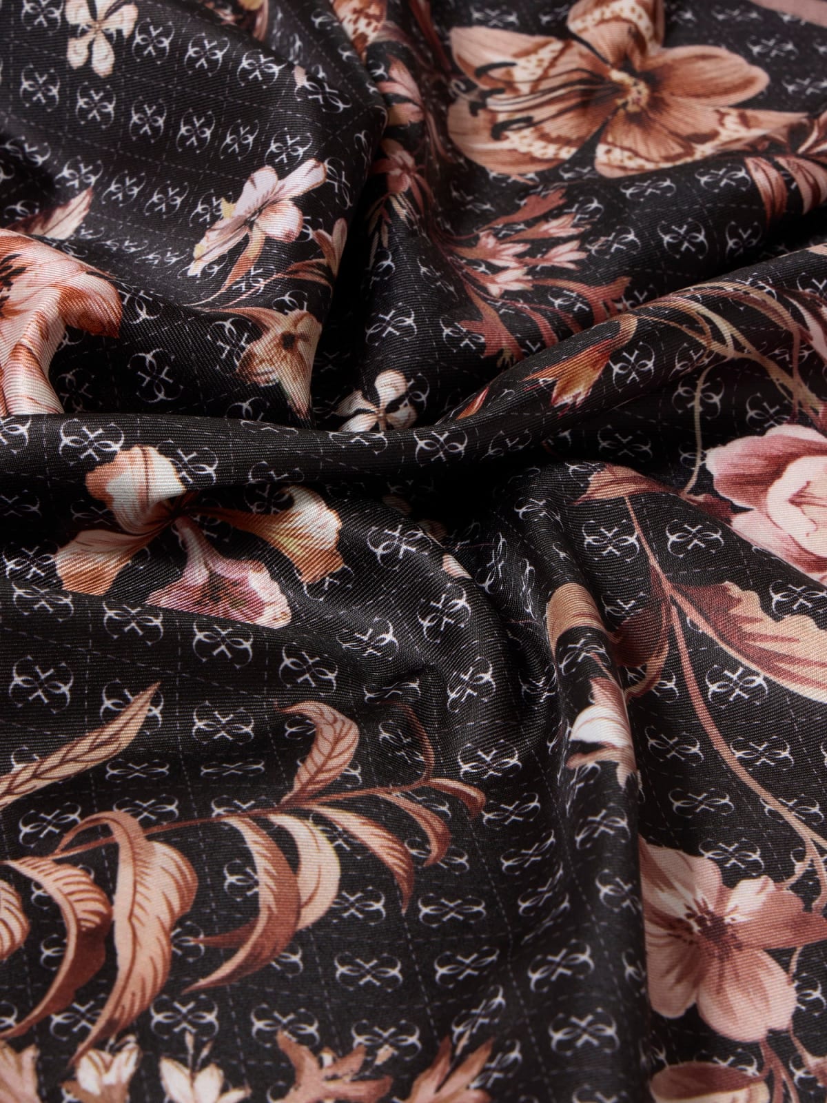 Foulard guess 2026