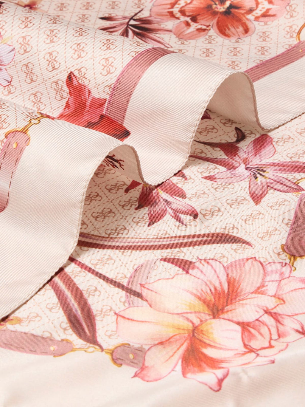 Foulard guess 2026
