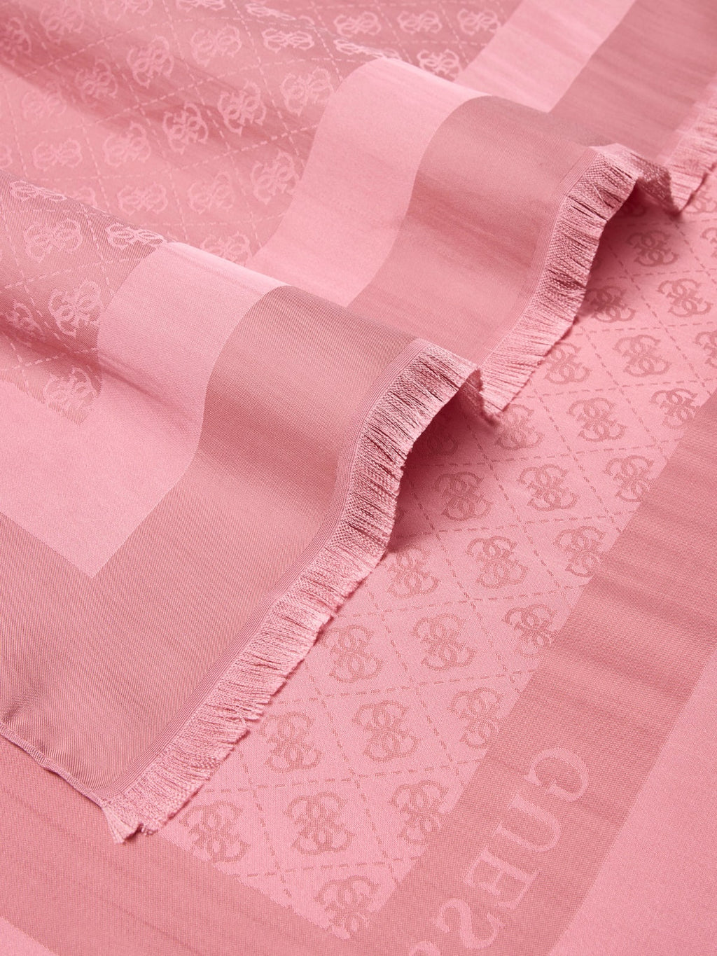 Foulard guess 2026
