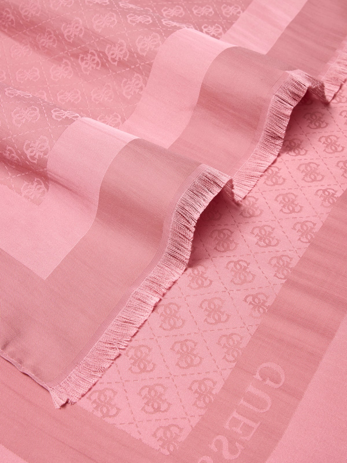 Foulard guess 2026