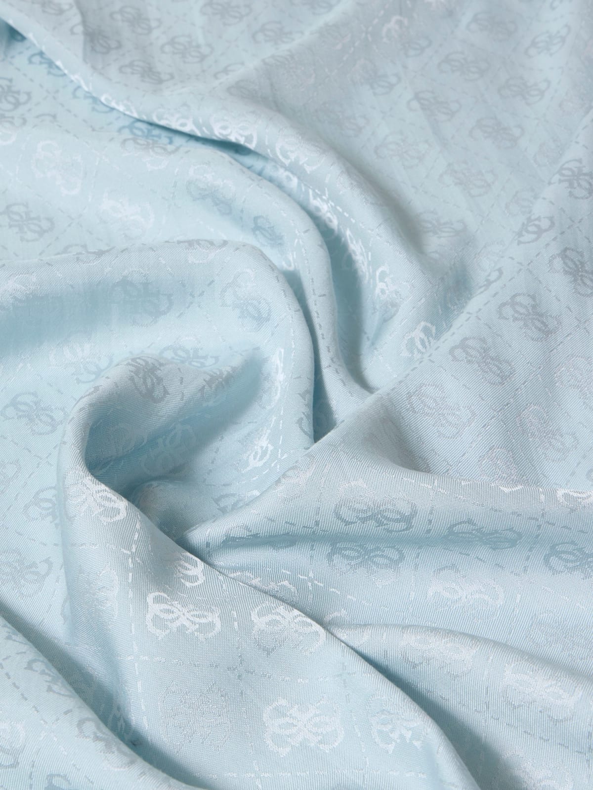 Foulard guess 2026