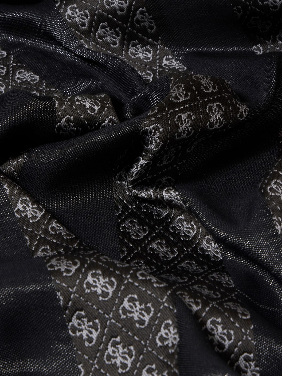 Foulard guess