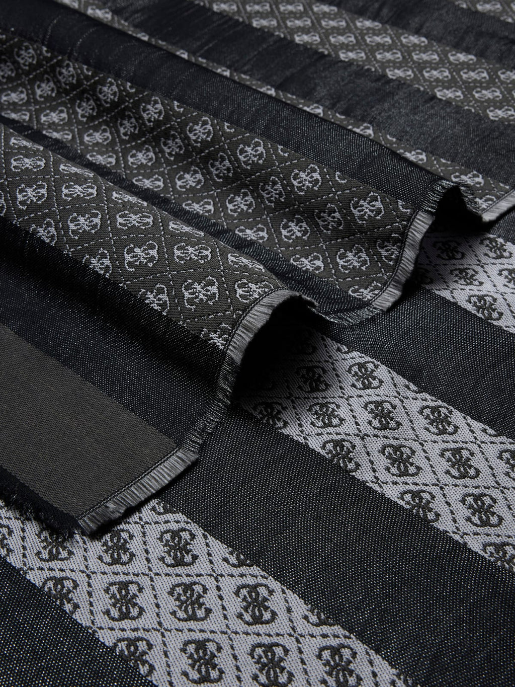 Foulard guess