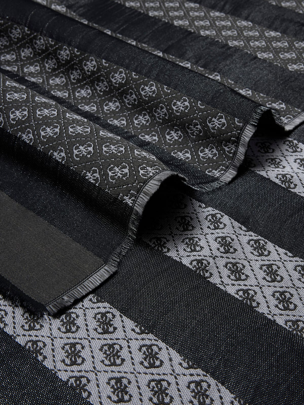 Foulard guess