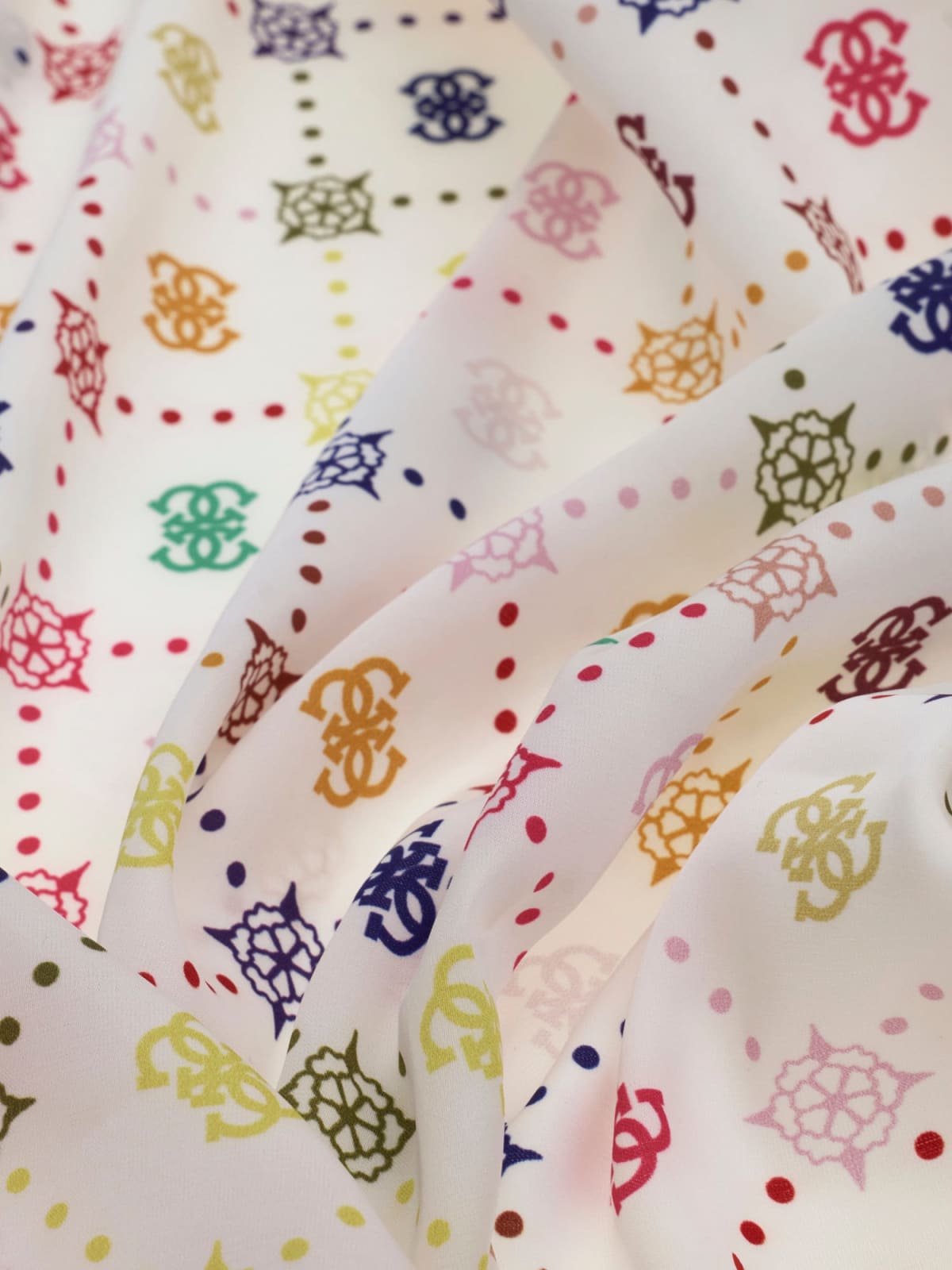 Foulard  emalie guess 2026