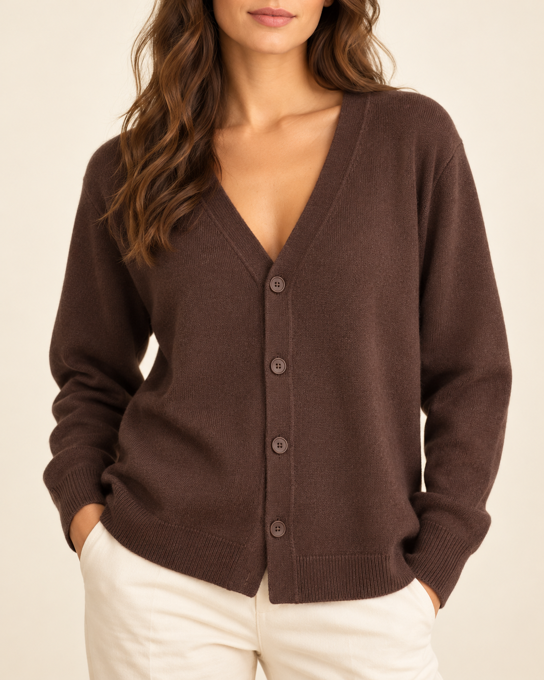 Cardigan marrone Carola Maria indossato da una modella
