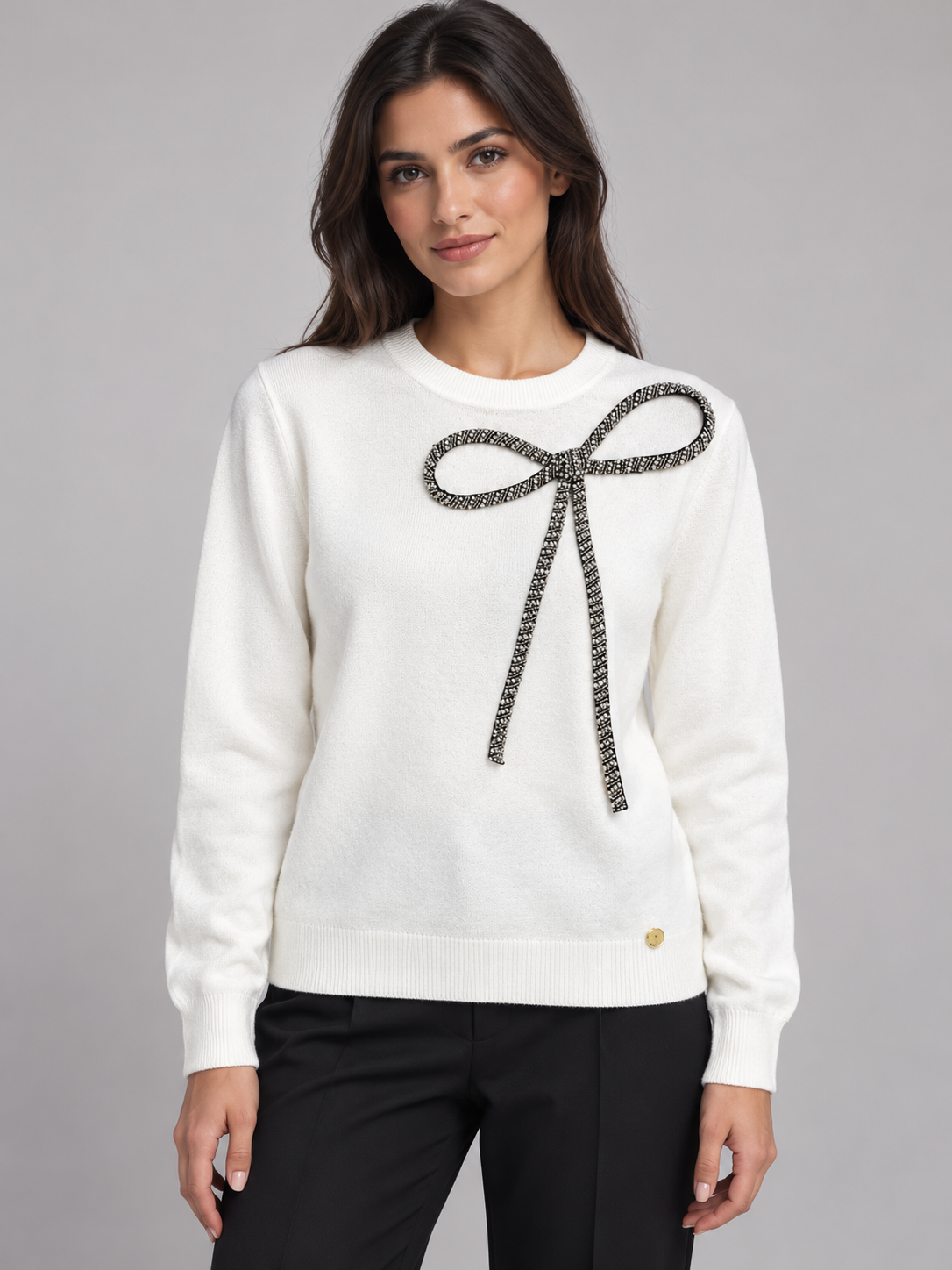 Maglia donna Carola Maria bianca con fiocco gioiello indossata