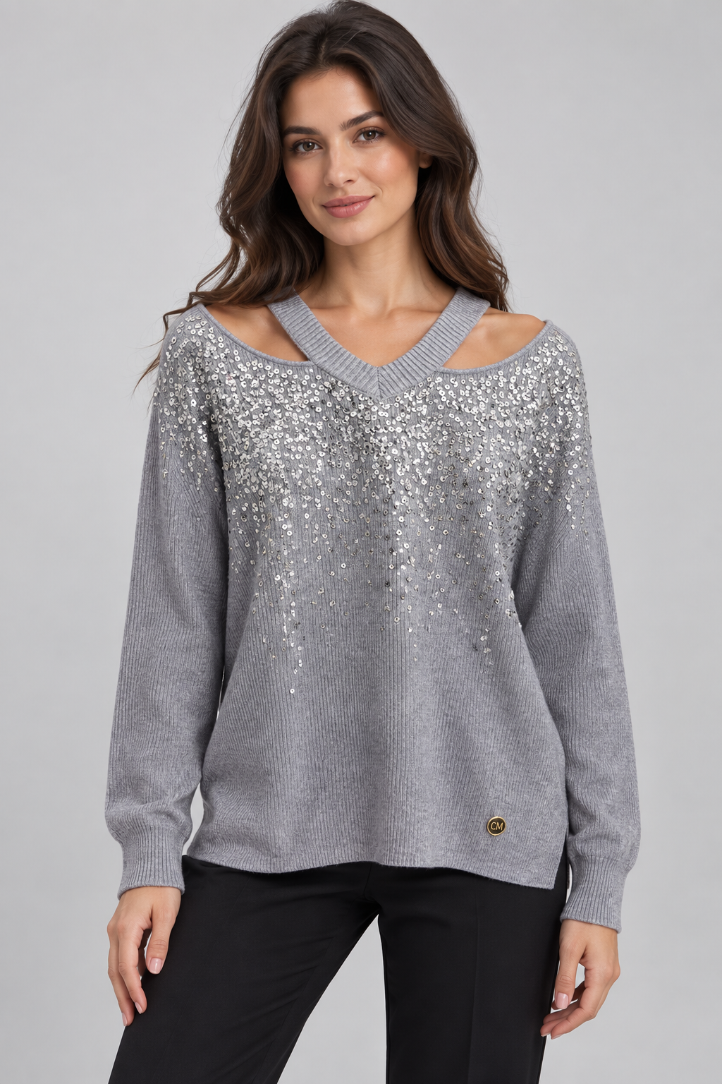 Maglia Carola Maria grigio mélange con paillettes e aperture sulle spalle, indossata