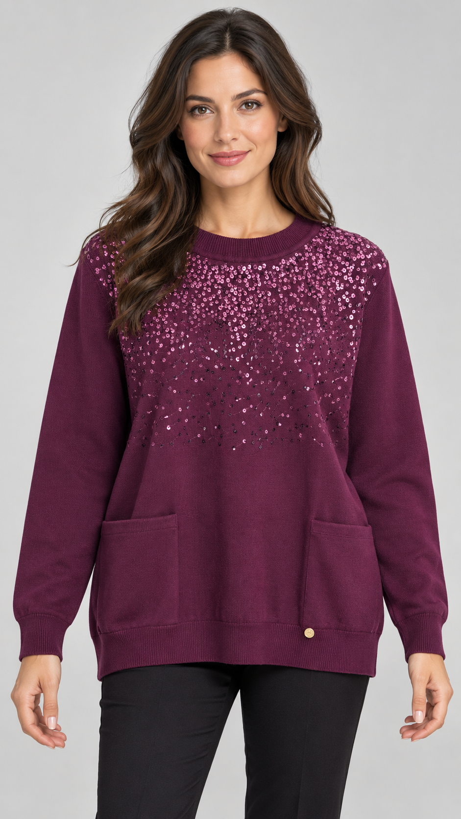 Maglia Carola Maria prugna con paillettes e tasche anteriori, indossata