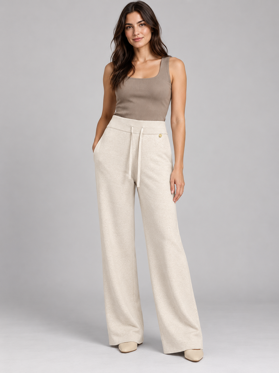 Pantaloni donna Carola Maria in maglia panna con coulisse indossati