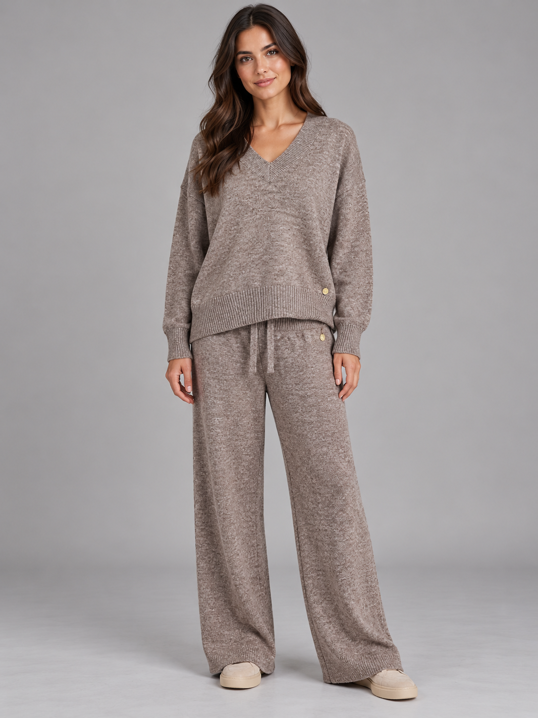 Set donna Carola Maria maglia scollo a V e pantaloni tortora mélange indossato