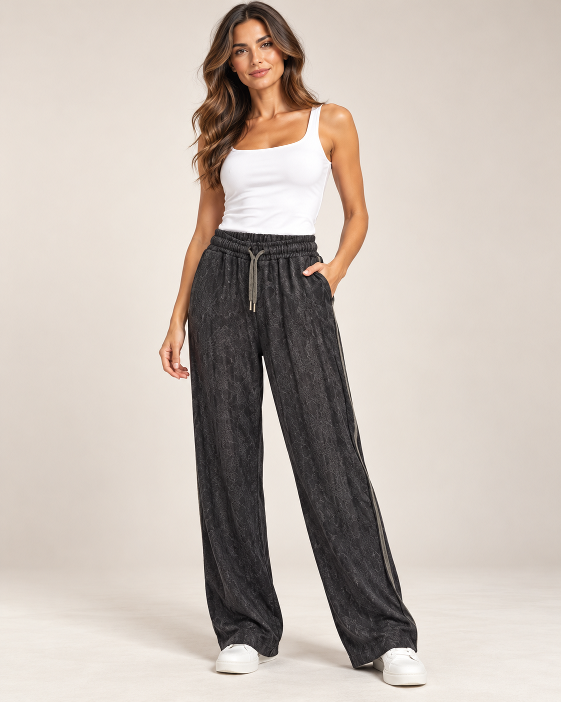Pantaloni jogger Disclaimer neri con texture indossato da una modella