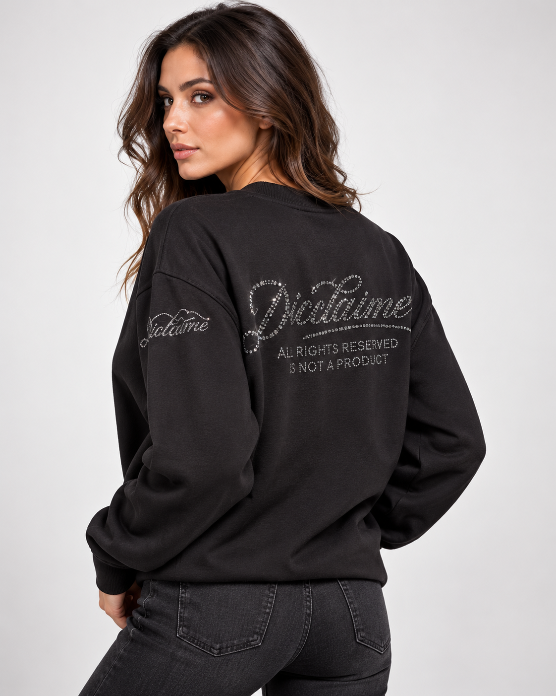 Felpa Disclaimer nera con logo in strass sul retro indossato da una modella