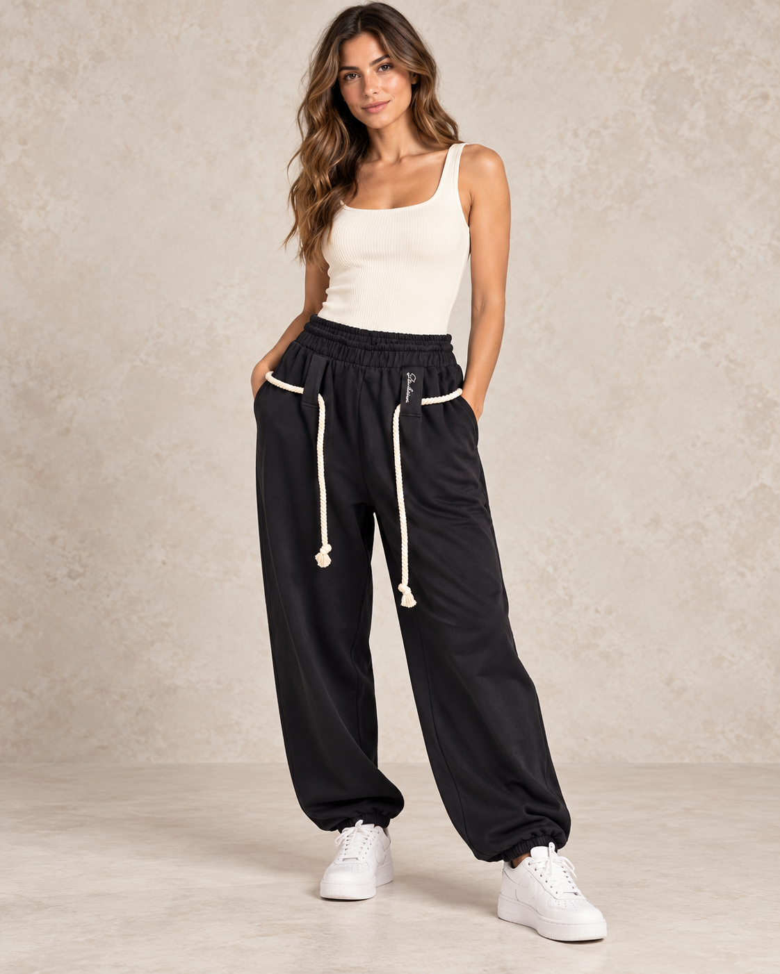 Pantaloni Disclaimer neri con coulisse a corda indossato da una modella