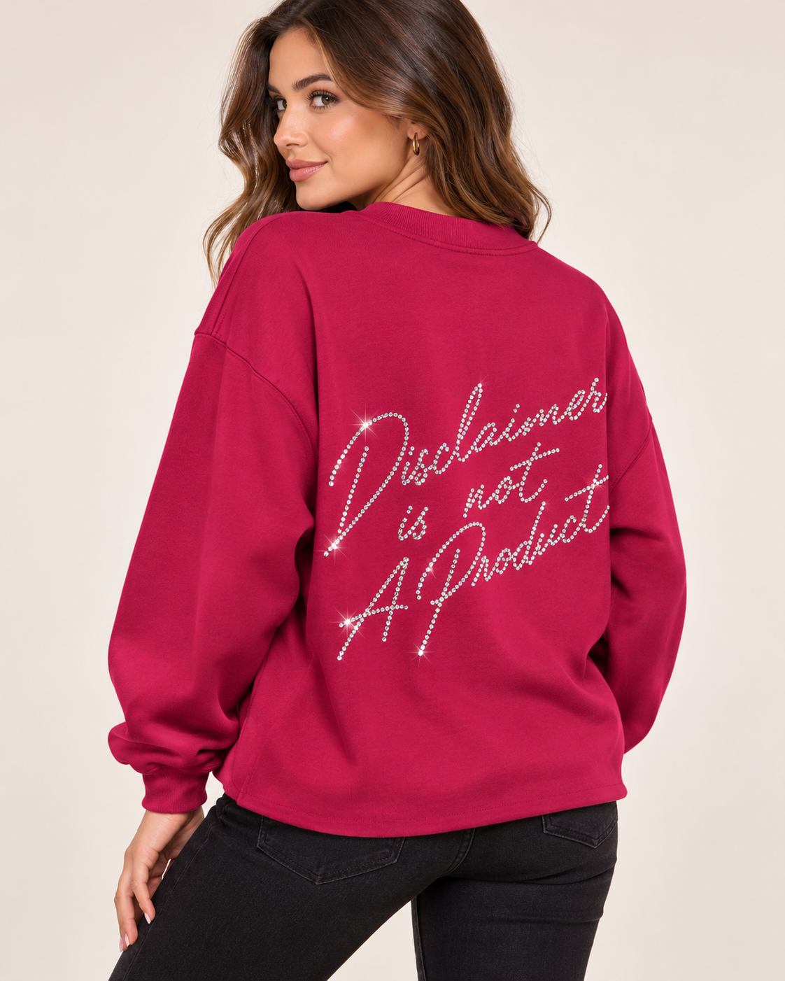 Felpa Disclaimer fucsia con scritta sul retro indossato da una modella