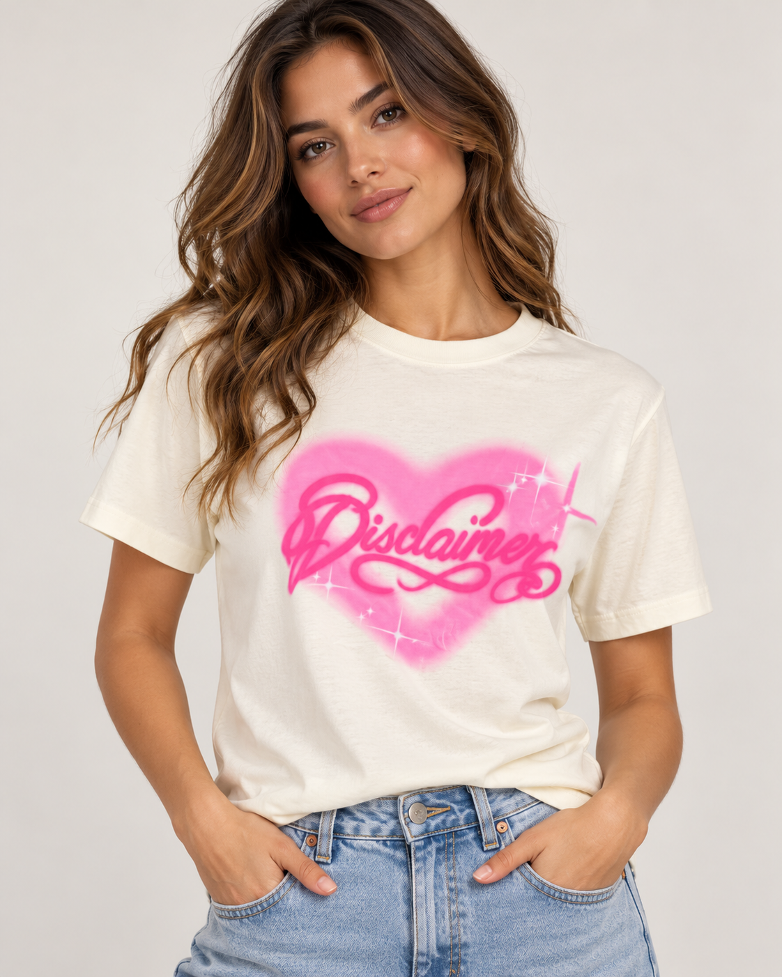 T-shirt Disclaimer avorio con logo rosa indossato da una modella