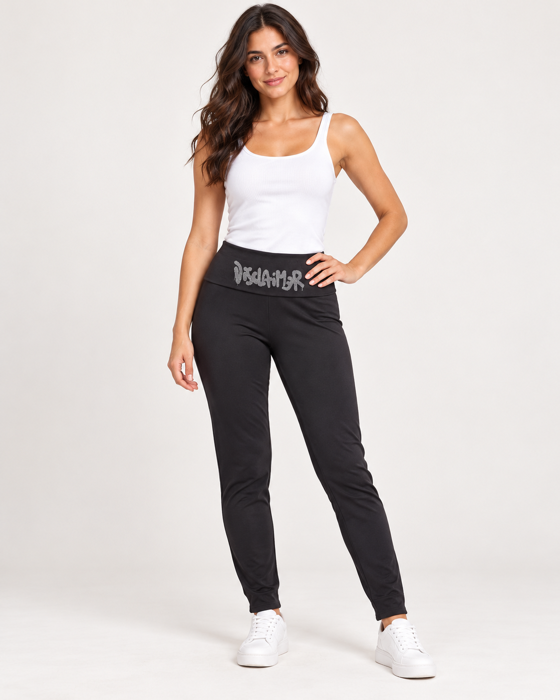 Pantaloni jogger Disclaimer neri con logo indossato da una modella