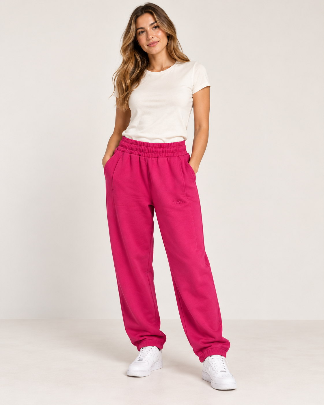 Pantaloni jogger Disclaimer fucsia indossato da una modella