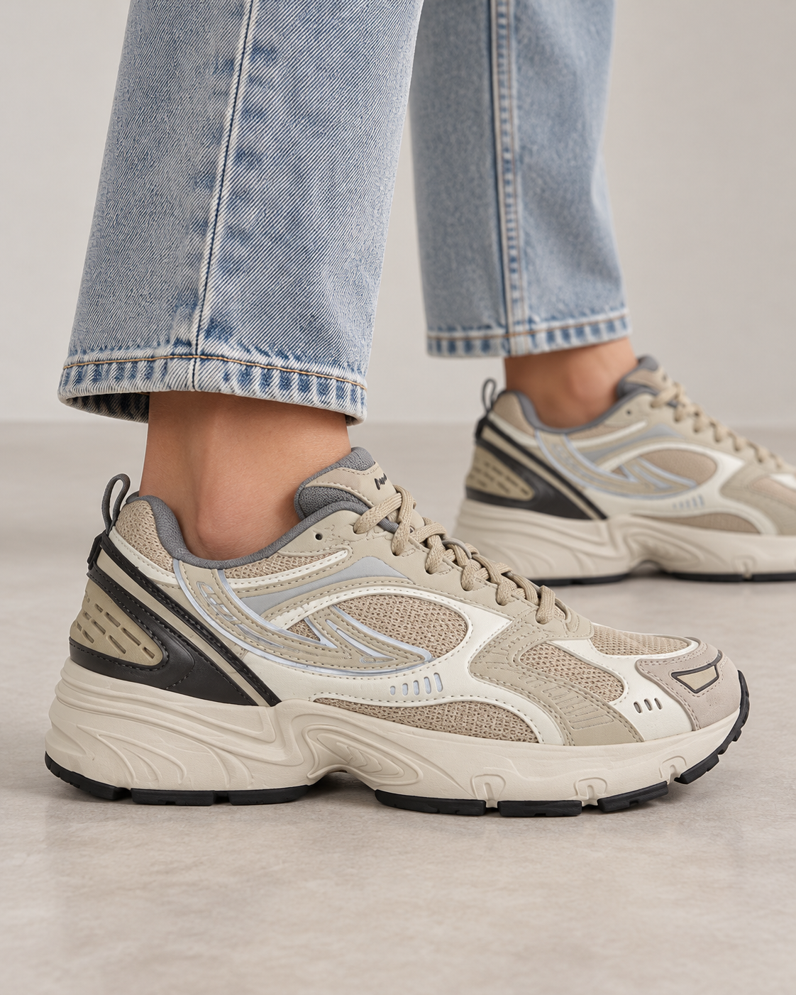 Sneakers FILA beige e grigie indossate, vista laterale