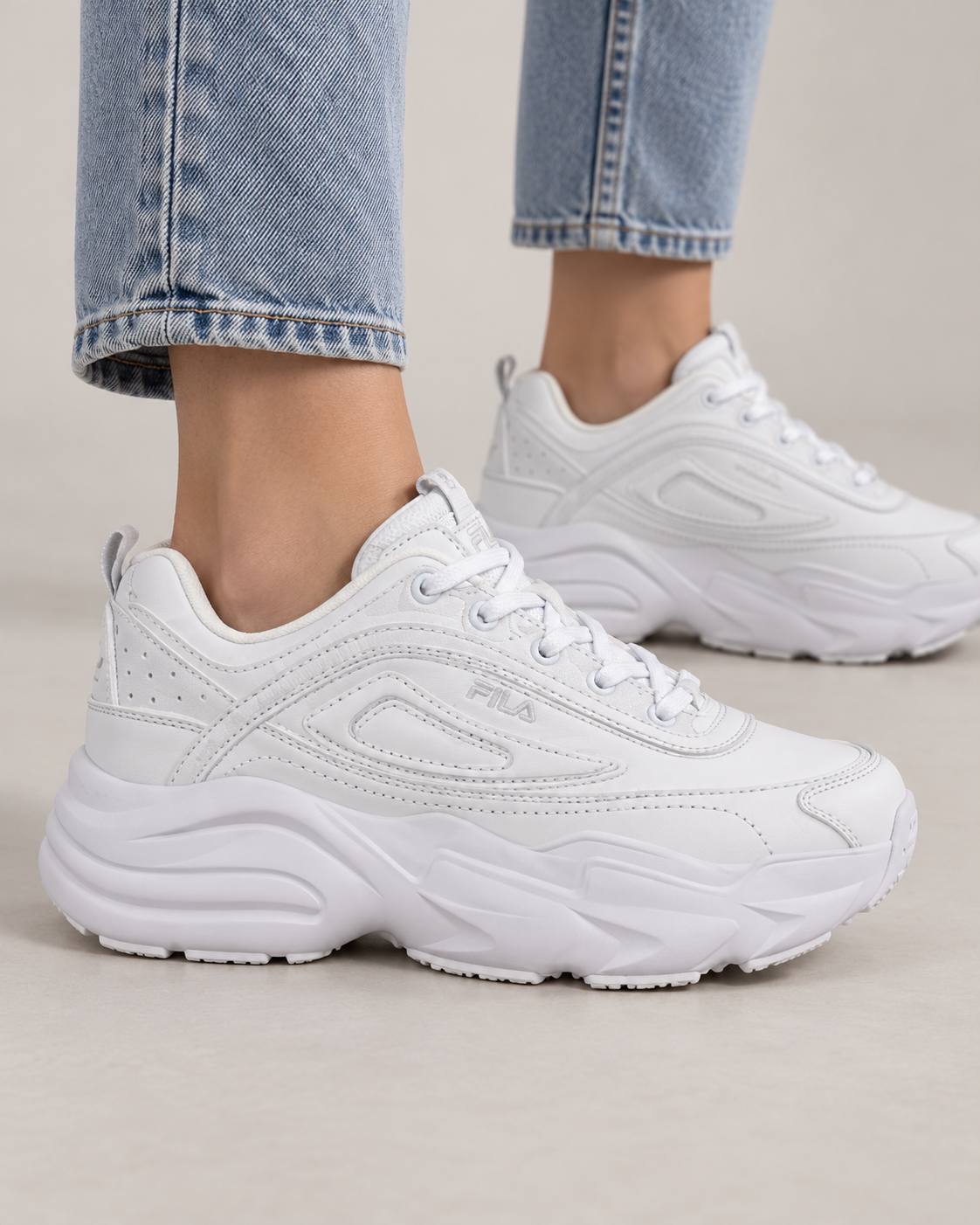 Sneakers FILA bianche indossate, vista laterale