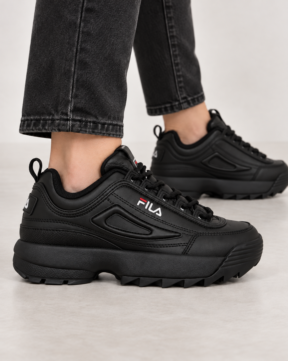 Sneakers FILA nere indossate, vista laterale