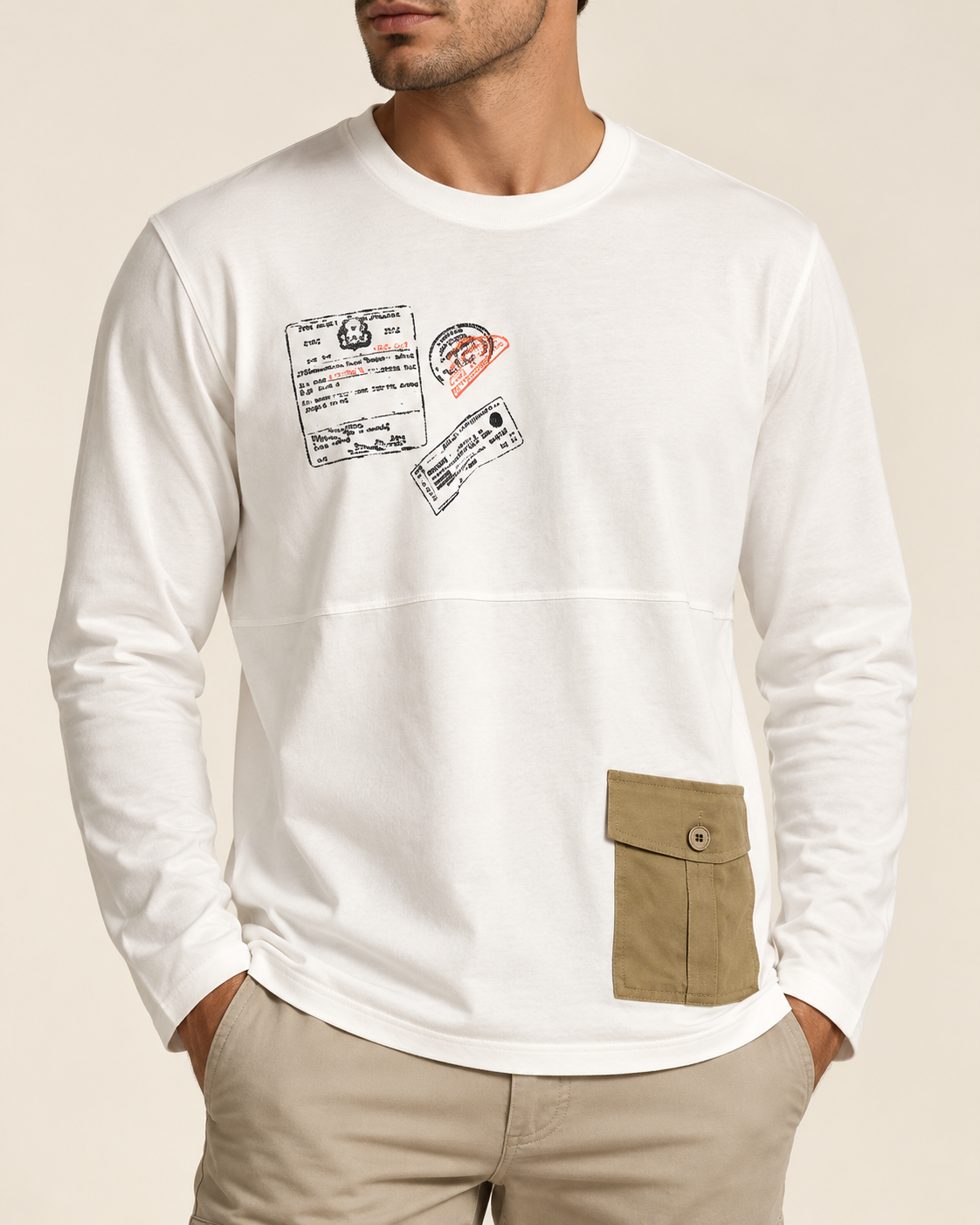 Maglia bianca G2Firenze con tasca beige indossata da modello