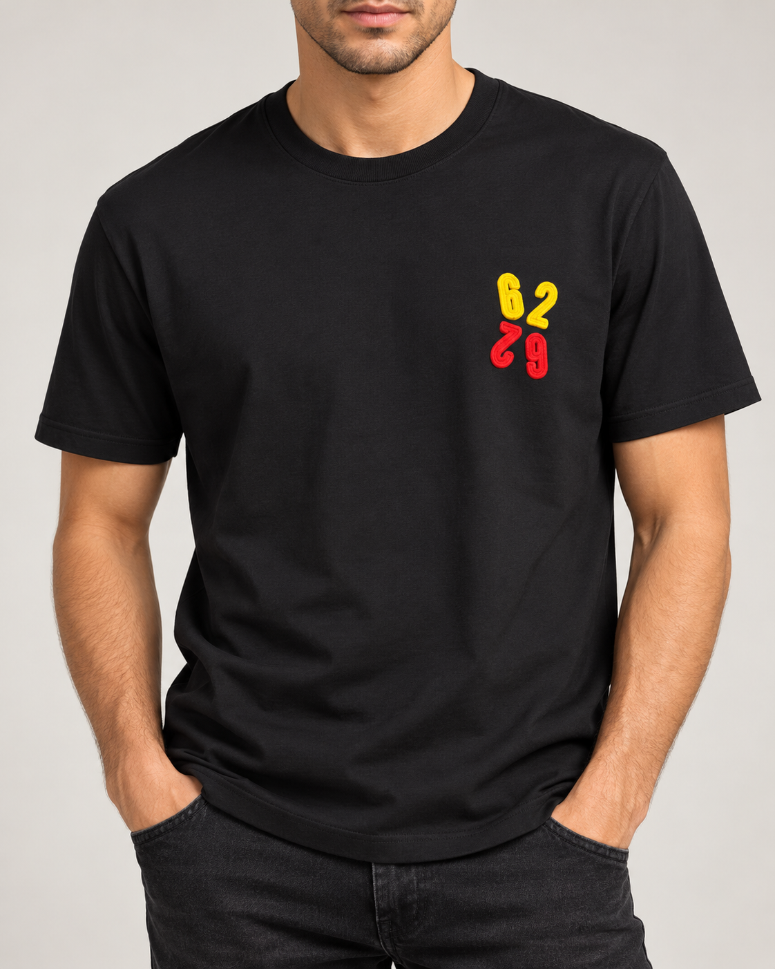 T-shirt nera G2Firenze con logo giallo e rosso indossata da modello