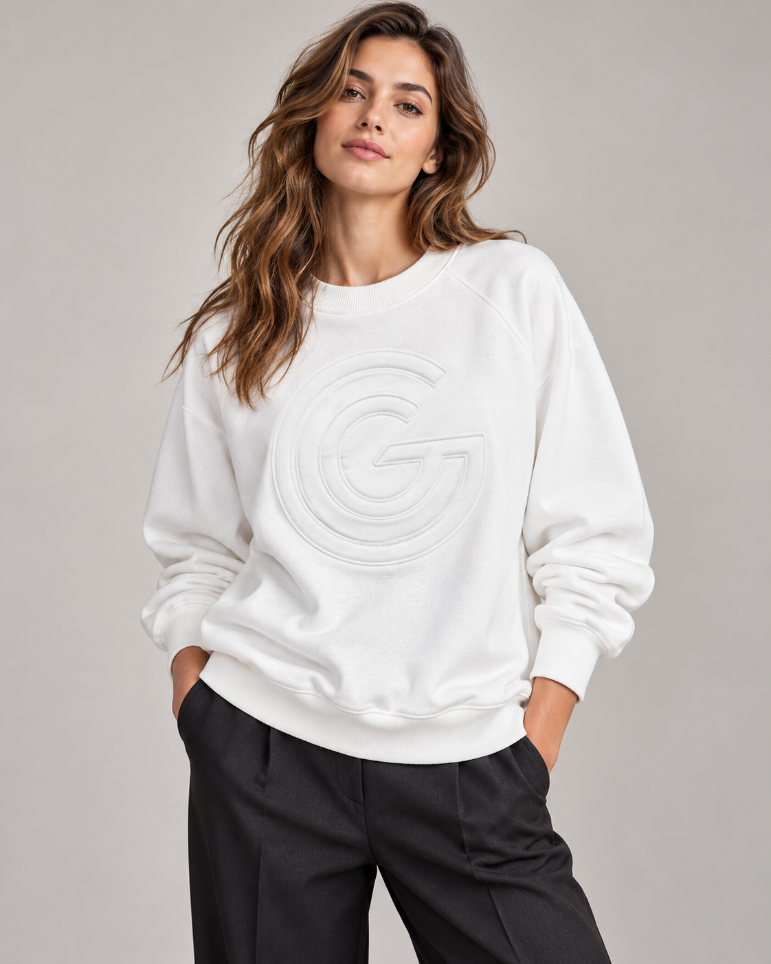 Felpa Gabriella Gucci bianca con logo G in rilievo indossato da modella