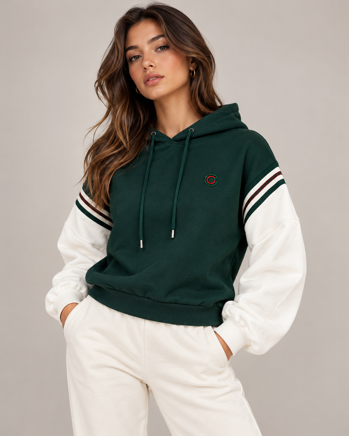 Maglia Gabriella Gucci verde con maniche a contrasto indossato da modella