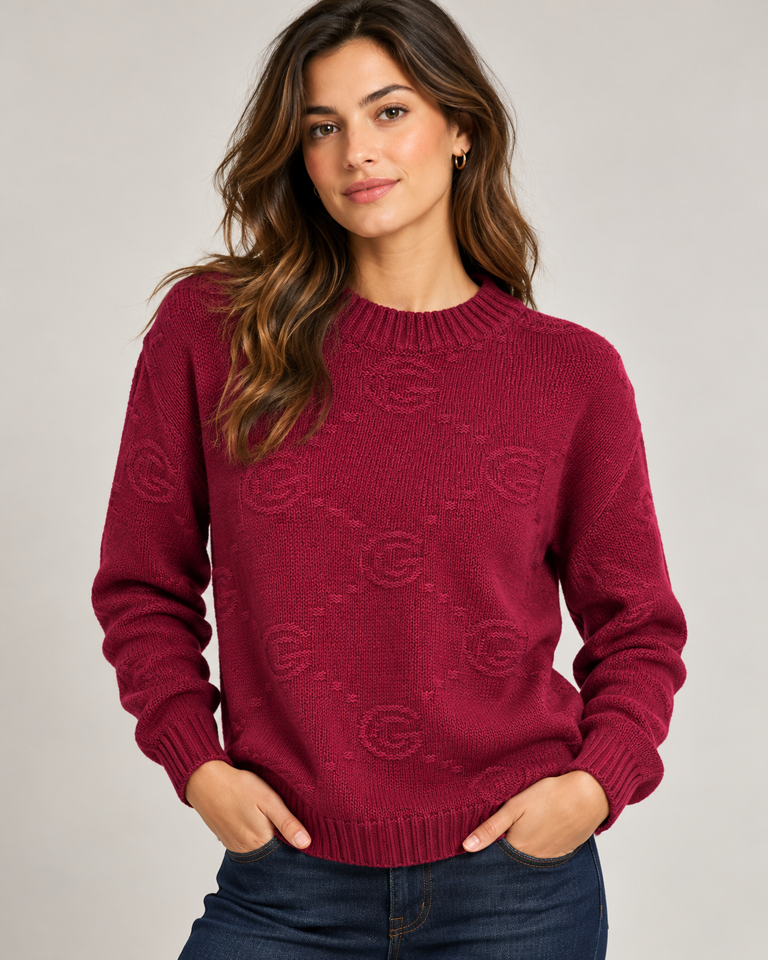 Maglione Gabriella Gucci bordeaux indossato da modella