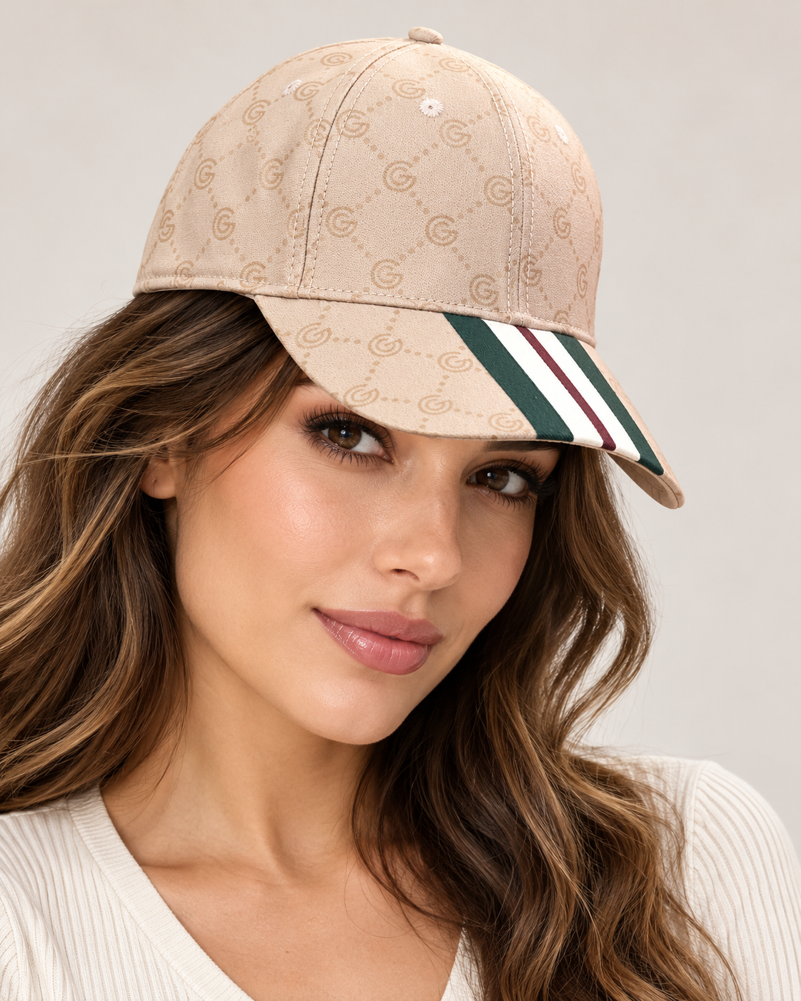 Cappellino Gabriella Gucci beige con monogramma indossato da modella