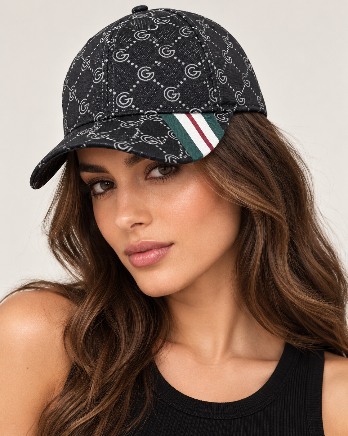 Cappellino Gabriella Gucci nero con monogramma indossato da modella