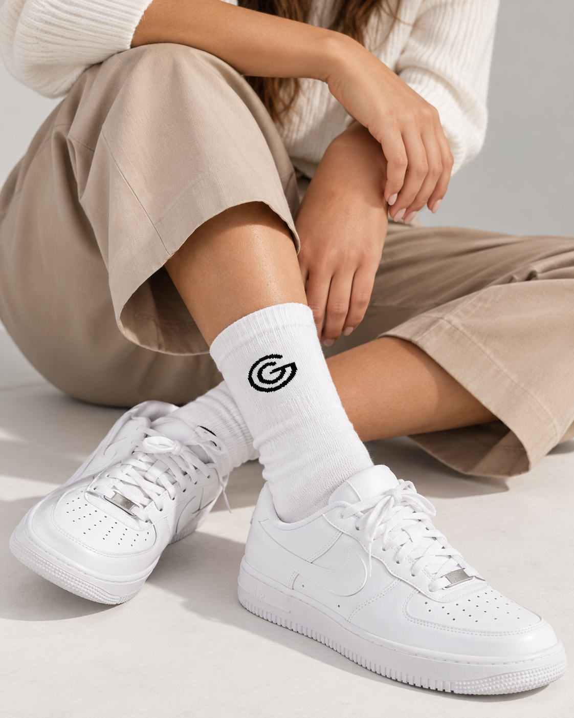 Calze Gabriella Gucci bianche con logo G indossato da modella