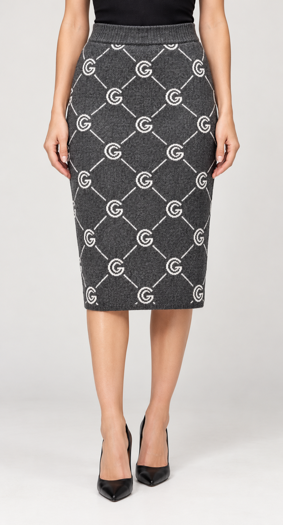 Gonna Gabriella Gucci grigia indossata con motivo monogramma all over