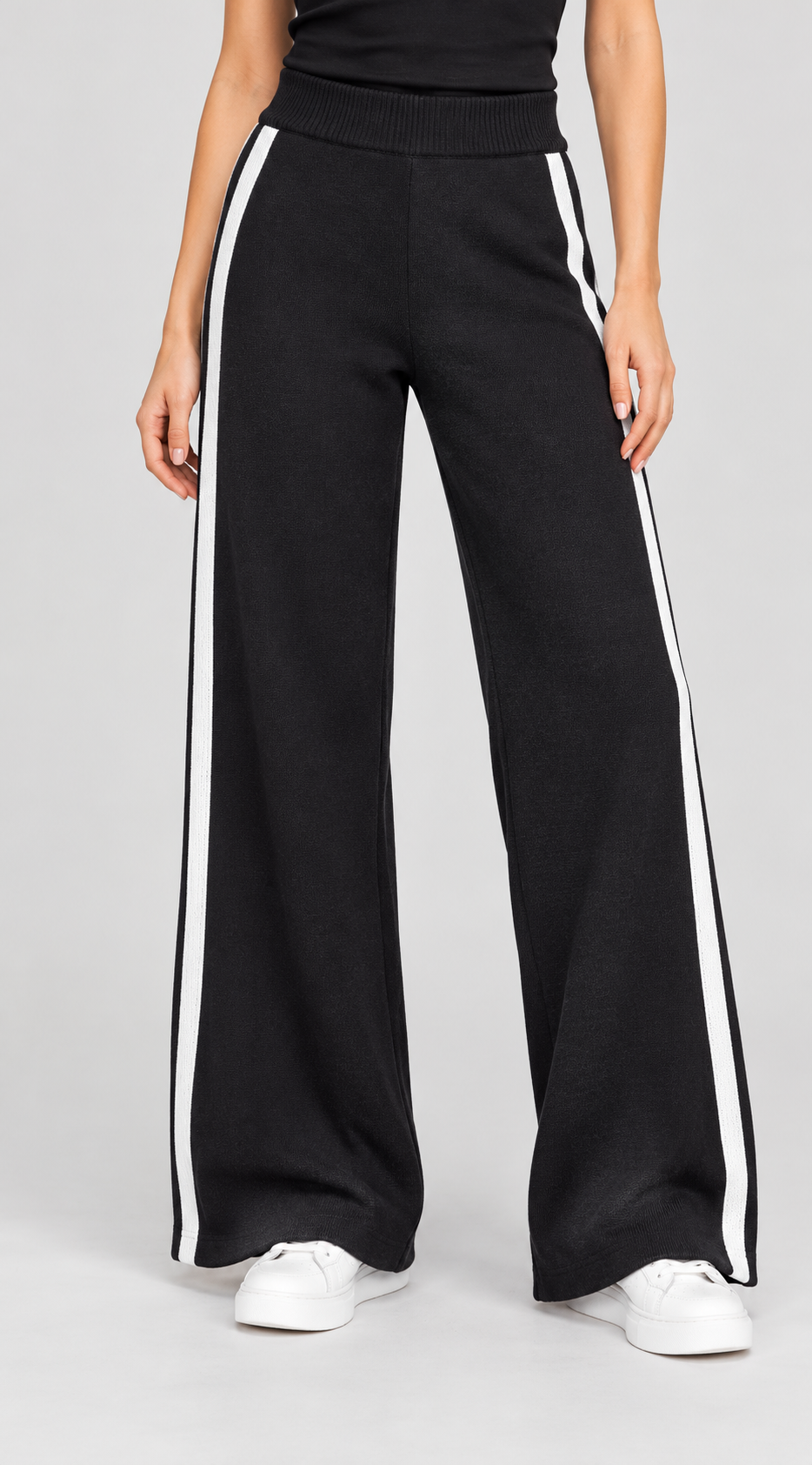 Pantaloni neri Gabriella Gucci indossati da modella, a gamba ampia con bande bianche