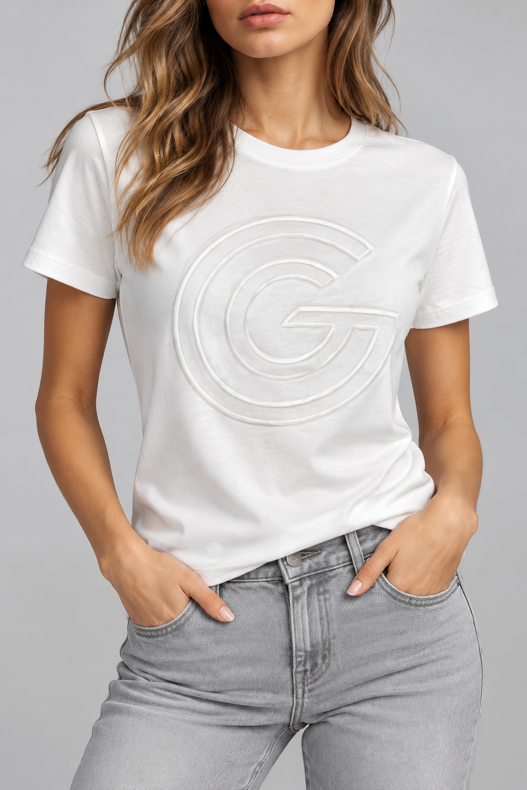 T-shirt bianca Gabriella Gucci indossata da modella, con maxi logo tono su tono in rilievo