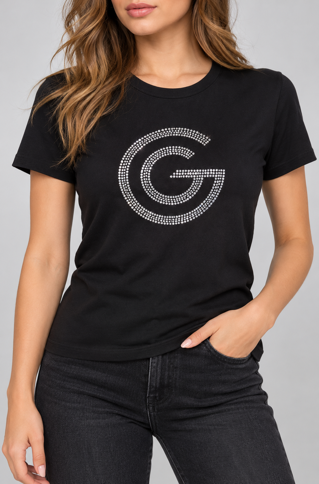 T-shirt nera Gabriella Gucci indossata da modella, con logo in strass