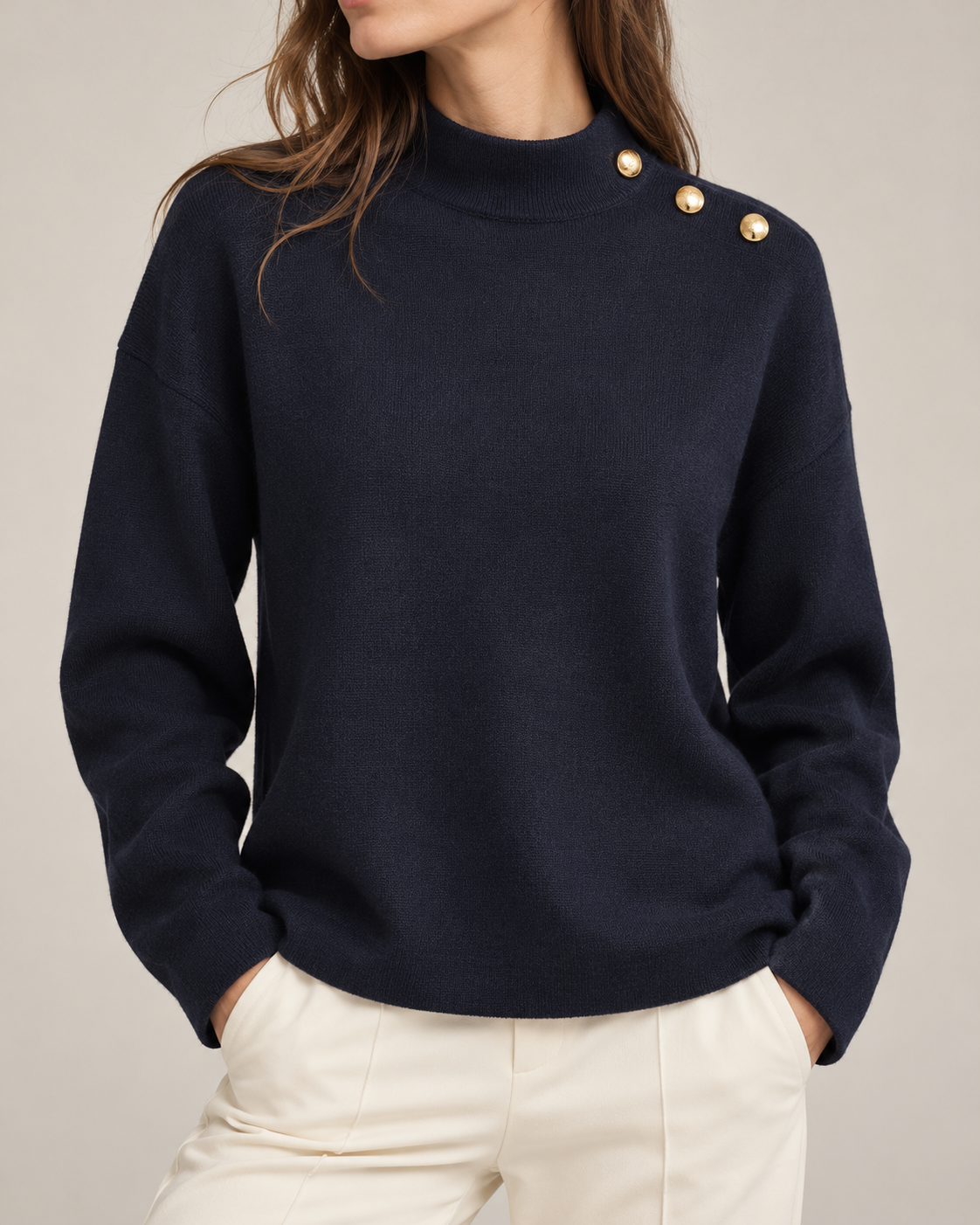 Maglia Carola Maria blu navy con bottoni dorati indossata