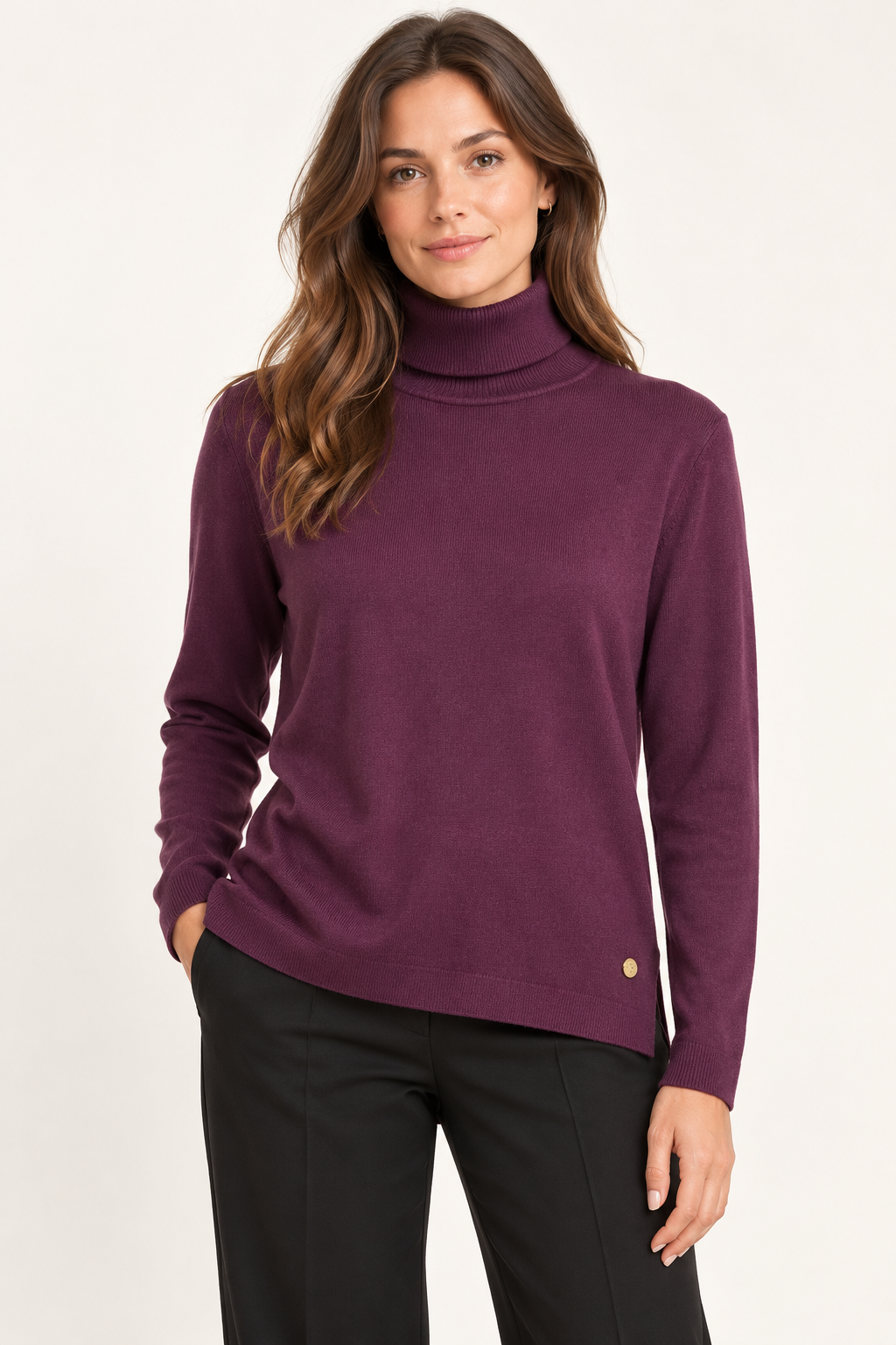 Maglia color prugna a collo alto indossata