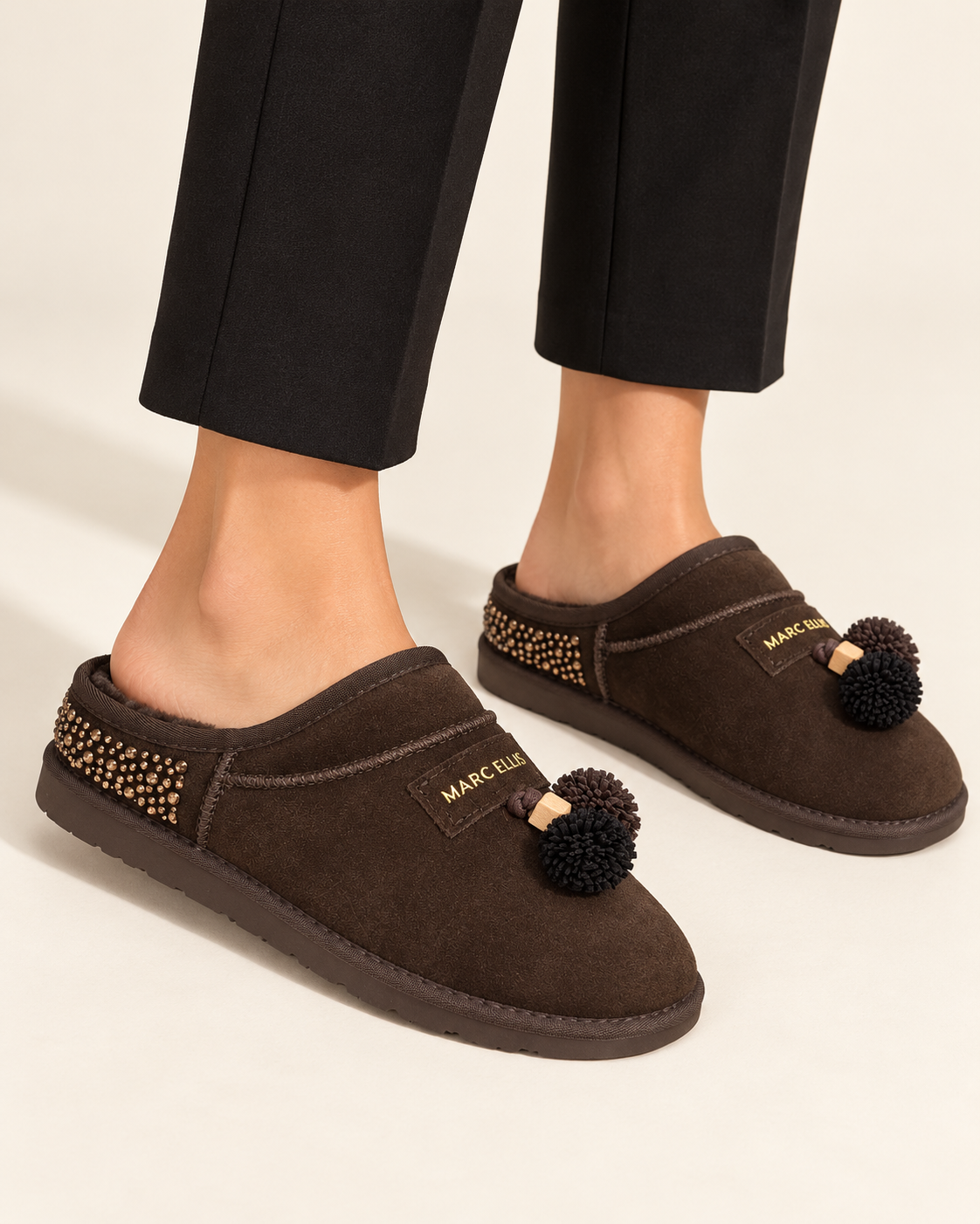 Sabot Marc Ellis marrone scuro indossato, con charm pompon e strass laterali