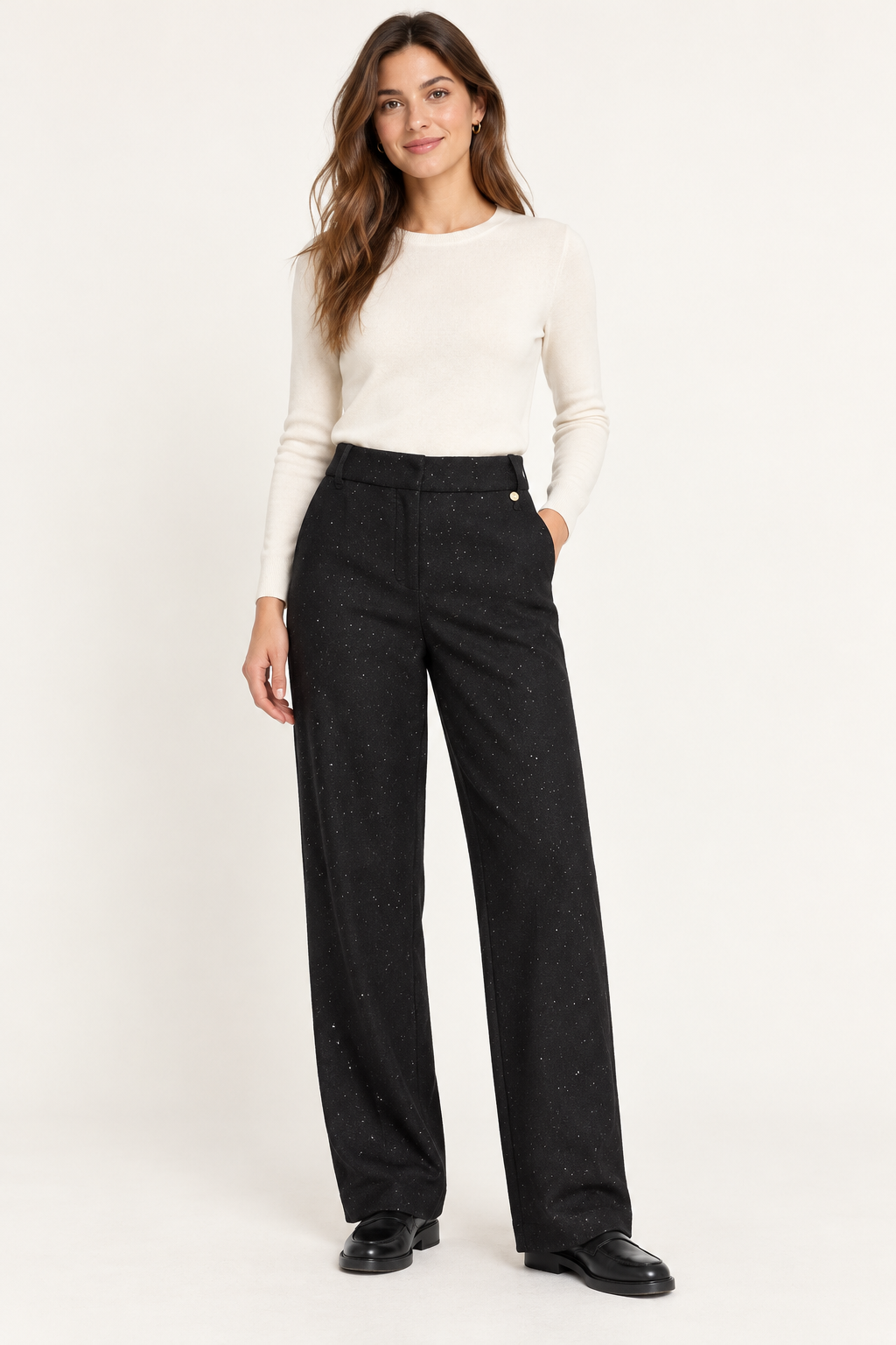 Pantalone Carola Maria nero con micro punti luminosi indossato