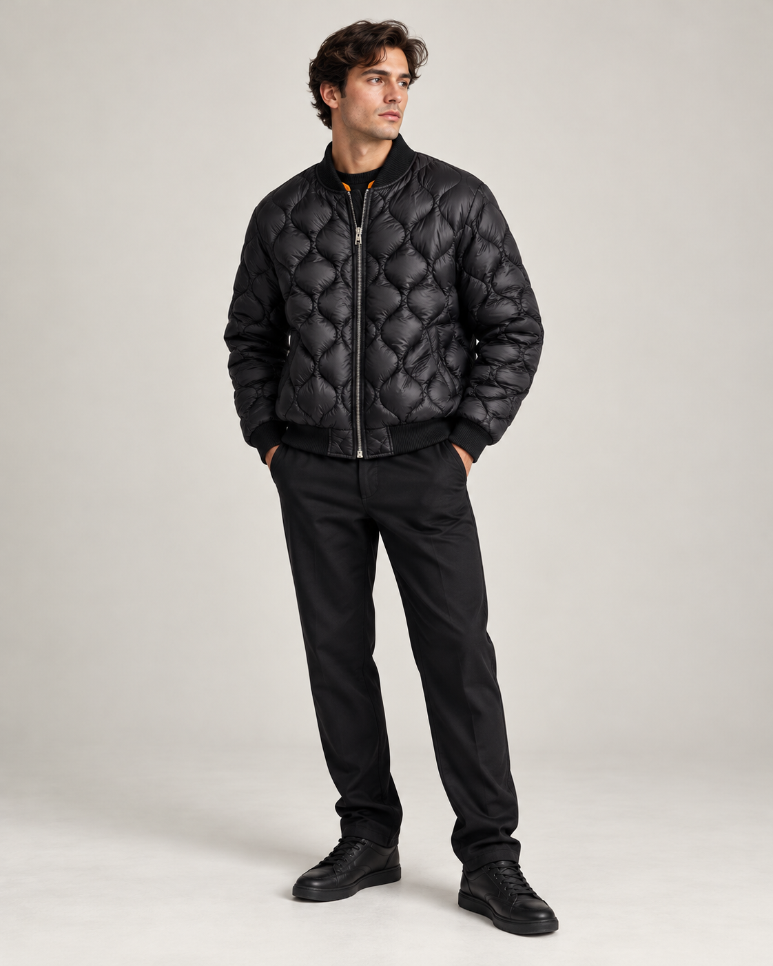 Bomber nero Superior Vintage trapuntato indossato da un modello
