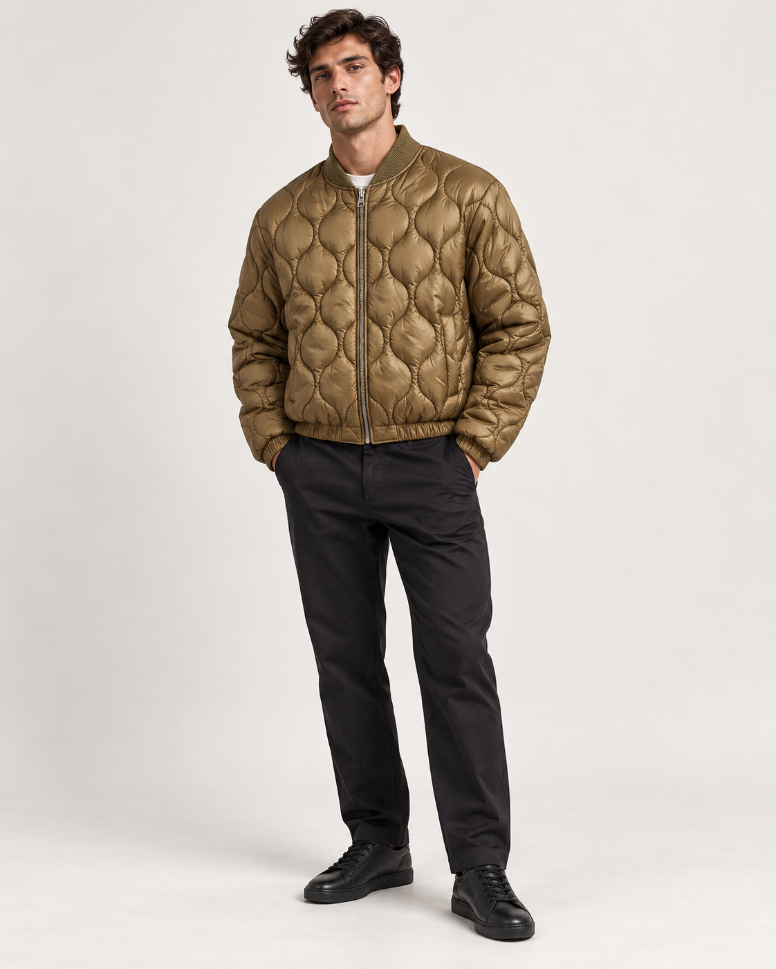 Bomber Superior Vintage color khaki trapuntato indossato da un modello