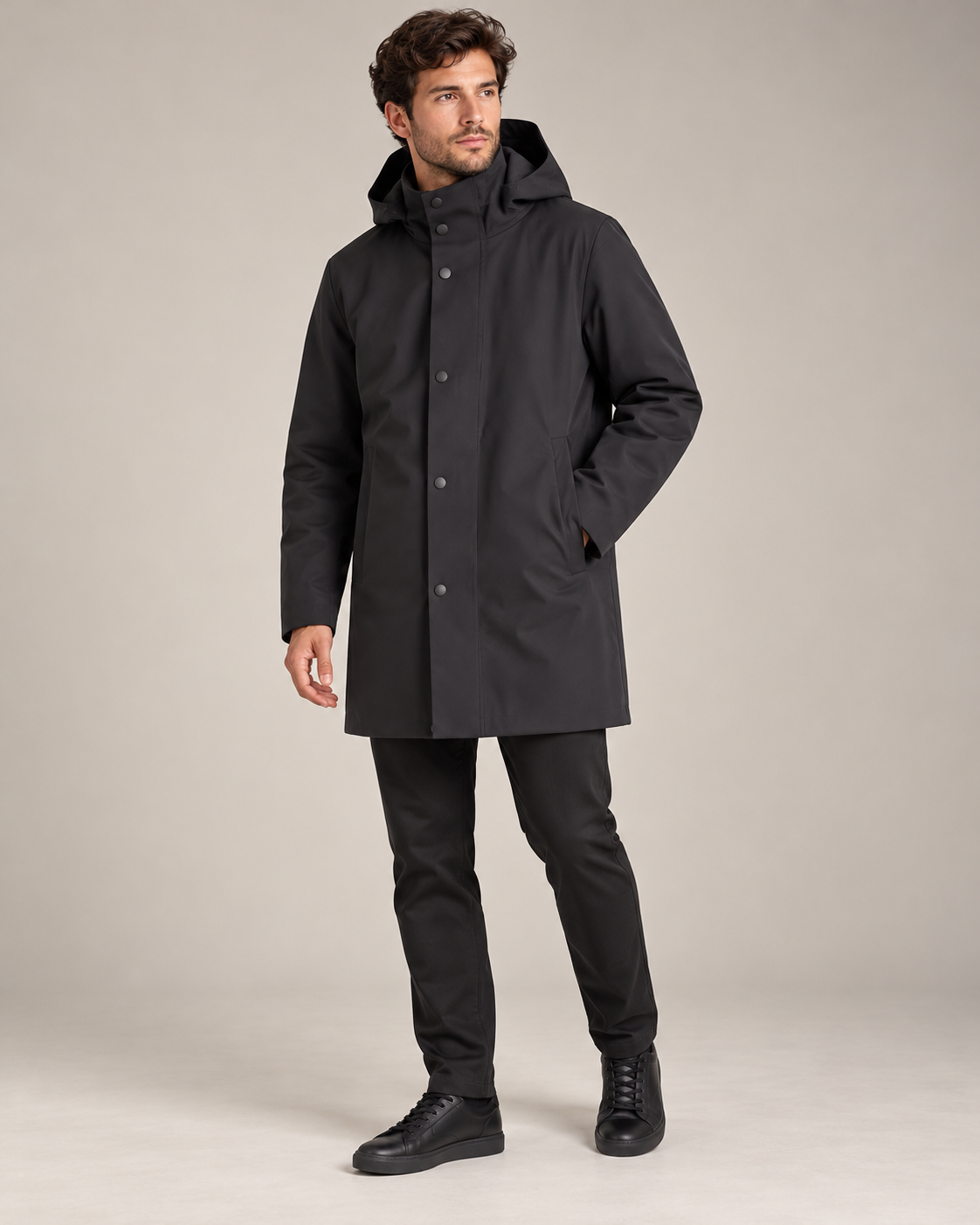 Giubbotto nero Superior Vintage con cappuccio indossato da un modello