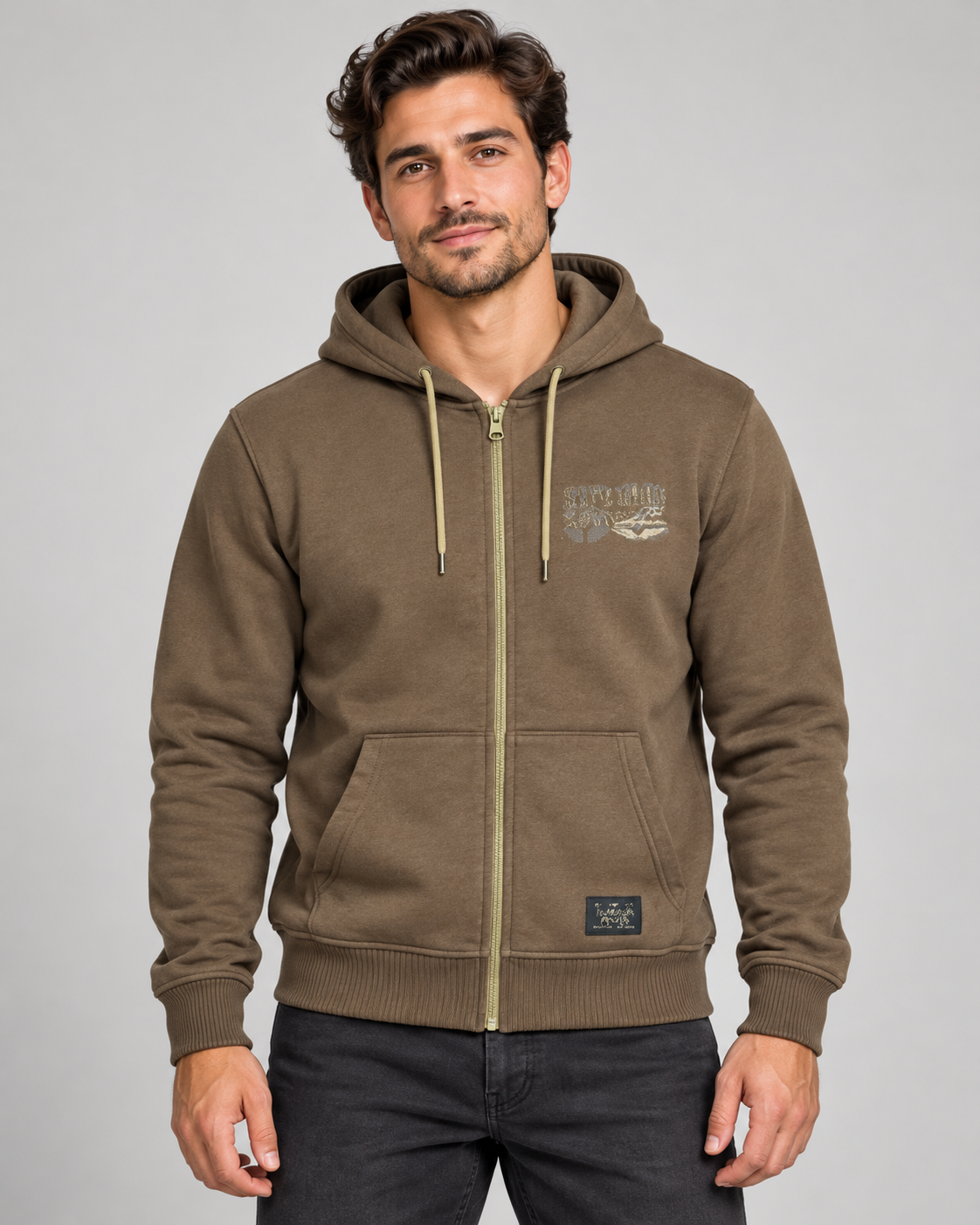 Felpa Superior Vintage marrone con cappuccio e zip indossata da un modello