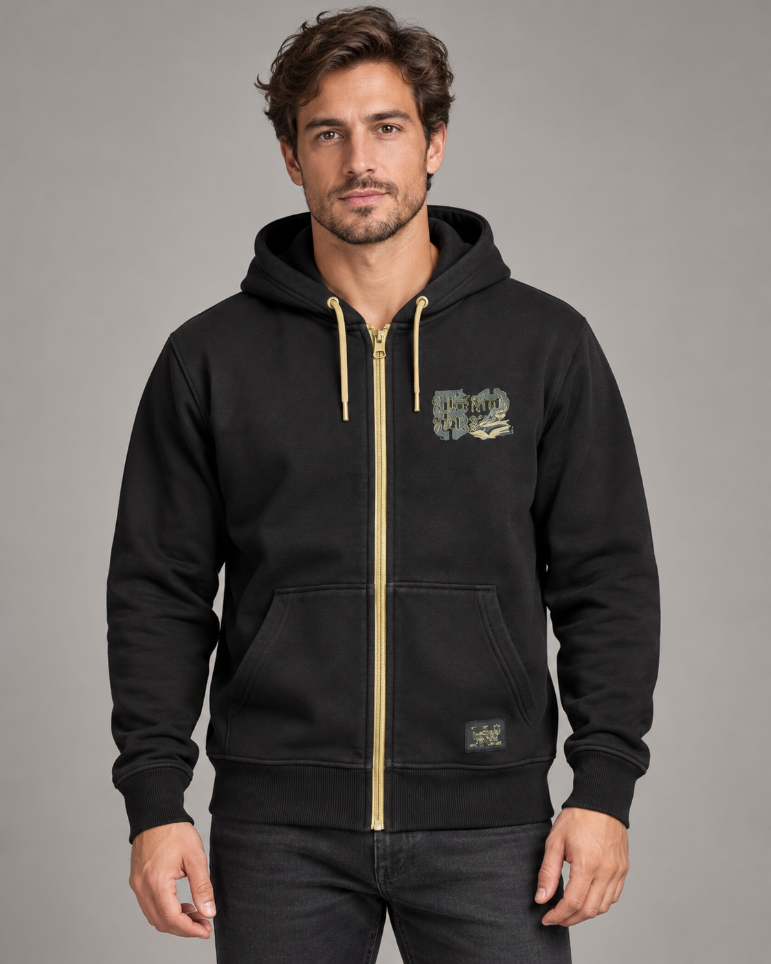 Felpa Superior Vintage nera con cappuccio e zip indossata da un modello