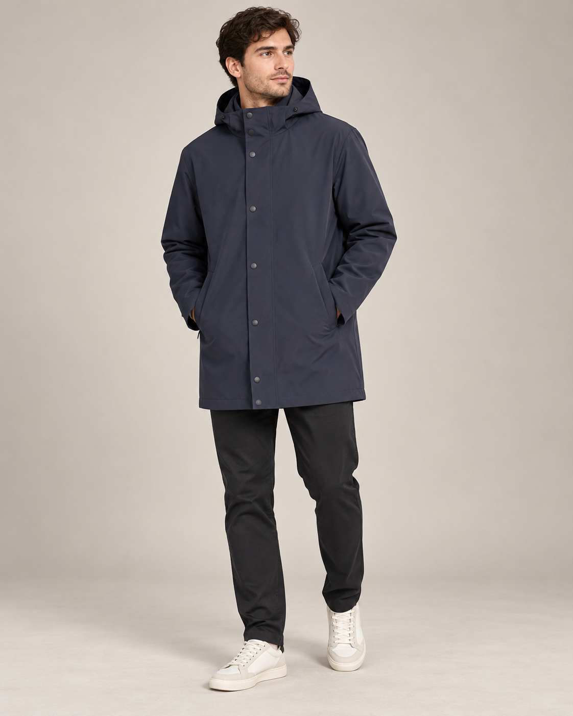 Giubbotto blu Superior Vintage con cappuccio indossato da un modello